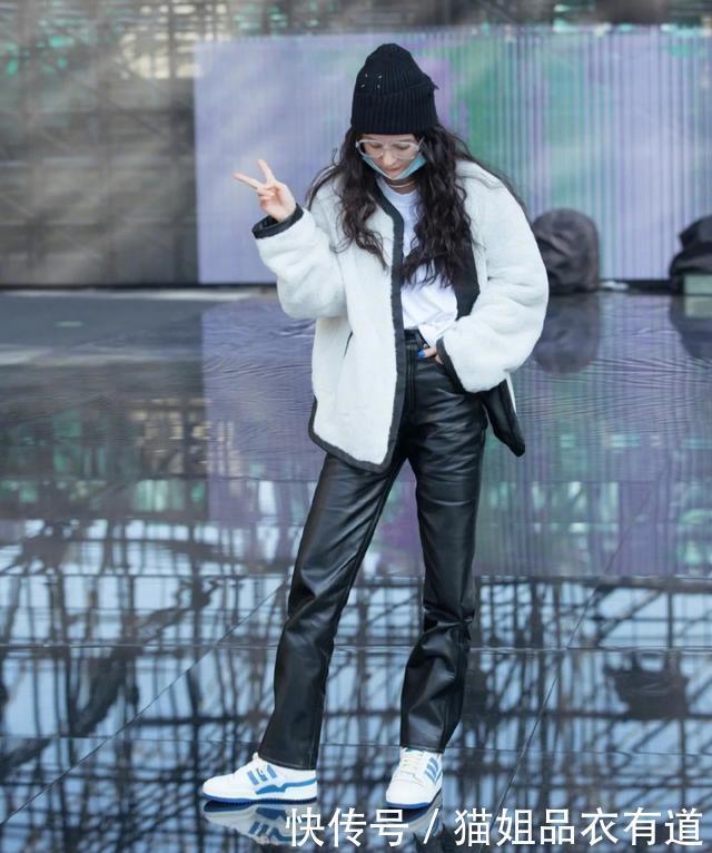 比羽绒服轻薄，比皮衣温柔，2021冬天羊羔毛外套火了，难怪人人都爱