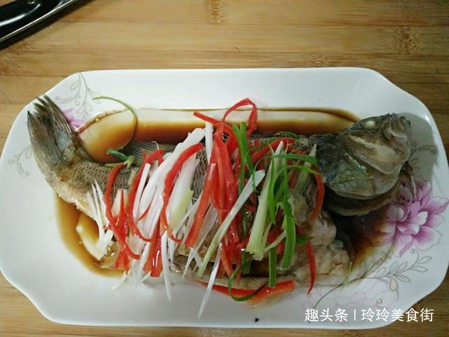 做清蒸鱼时,切记不要用料酒腌制,教你正确做法,鱼肉鲜嫩无腥味