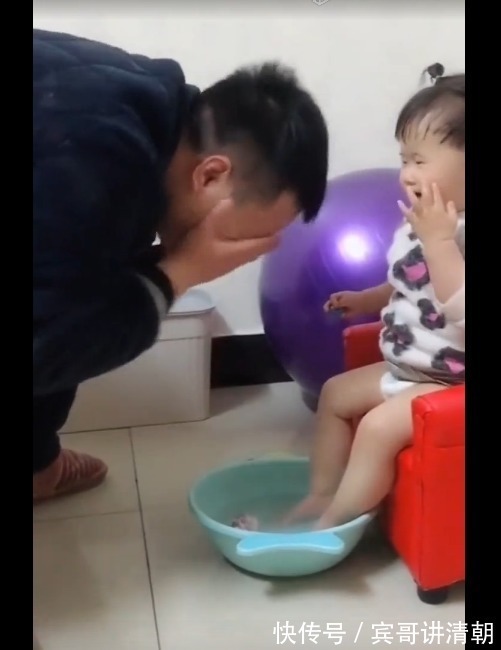 原生家庭|爸爸给女儿洗脚时,父女俩的这个举动,把一旁的妈妈给逗乐了