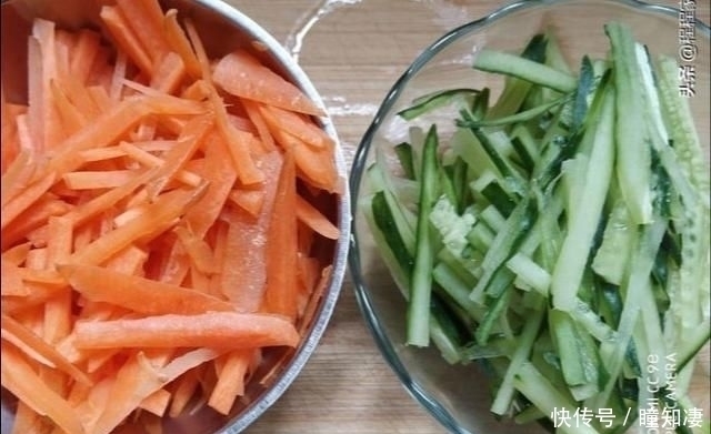  小番茄|都说鸡胸肉脂肪低热量低，分享新吃法不炒不炸，味道清爽冰凉