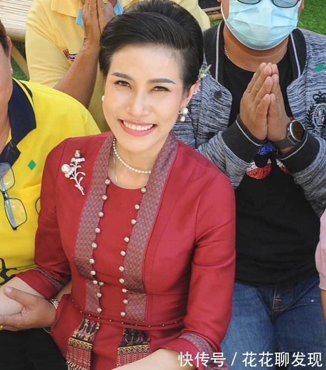 诗丽吉王后&诗尼娜贵妃气场强大,一身红衣,越来越像诗丽吉王后