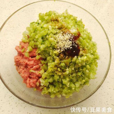 保鲜膜|无敌下饭的芹菜牛肉饺子，胃口全开