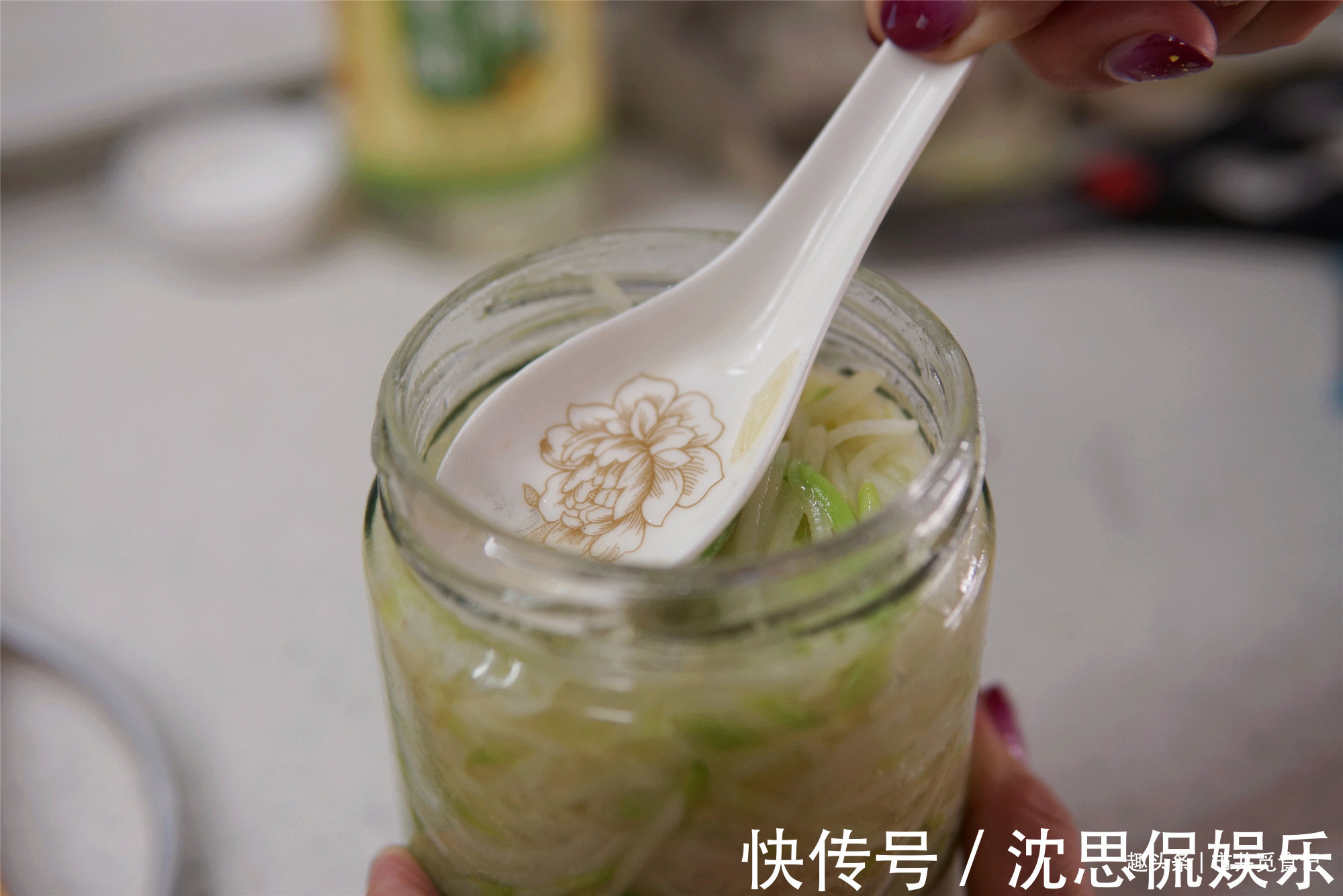 农家奶奶腌萝卜的好方法，12个小时就能吃，香辣可口，嘎嘣脆