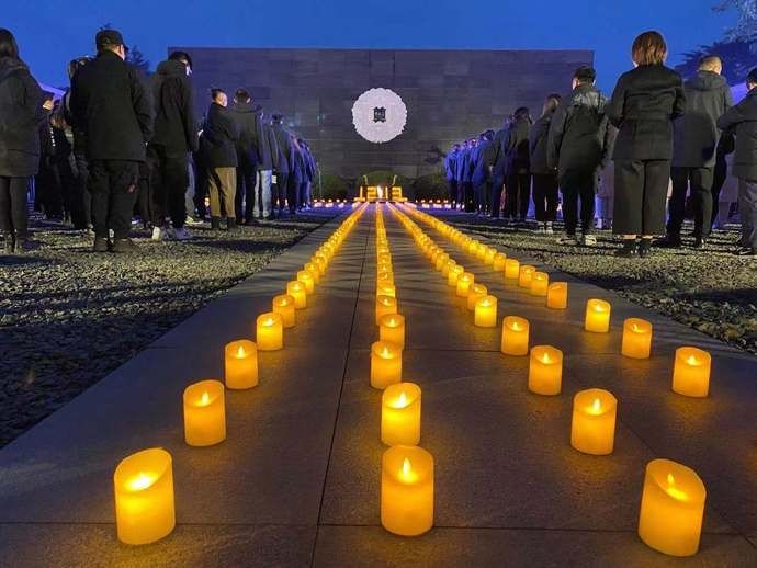  撒向|南京举行“烛光祭”：愿和平的种子撒向世界每一个角落