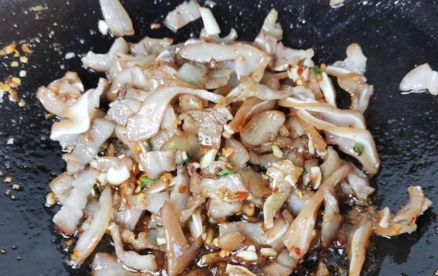 简单|卤猪耳朵怎么炒?做法简单,味道香辣开胃,吃起来又脆又嫩还下饭