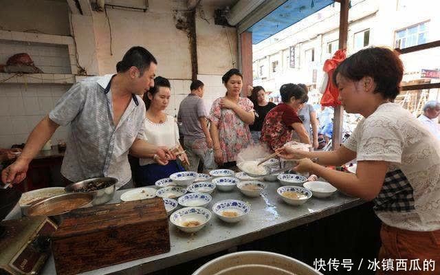  男孩为省钱吃清水面，老板免费送荷包蛋，多年后小伙买房送给老板