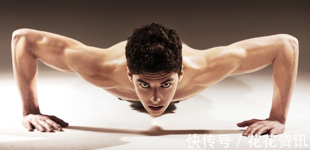 手抖|俯卧撑练胸肌,为何做起来手发抖?这样做比较好