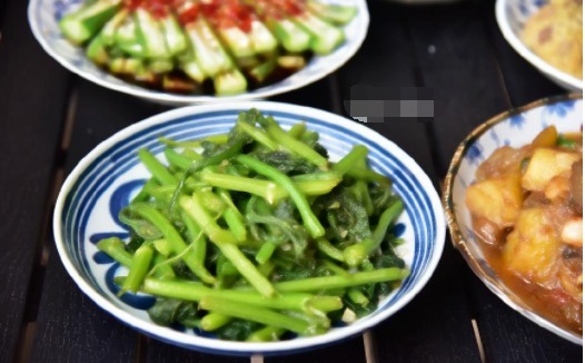 人的晚餐，4菜1汤，都是家常菜，一家人吃得很开心