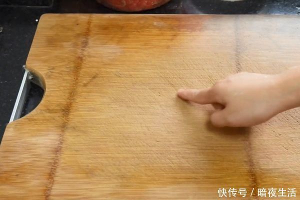细菌|菜板只用清水洗,等于吃细菌,教你一个妙招,菜板干净不发霉