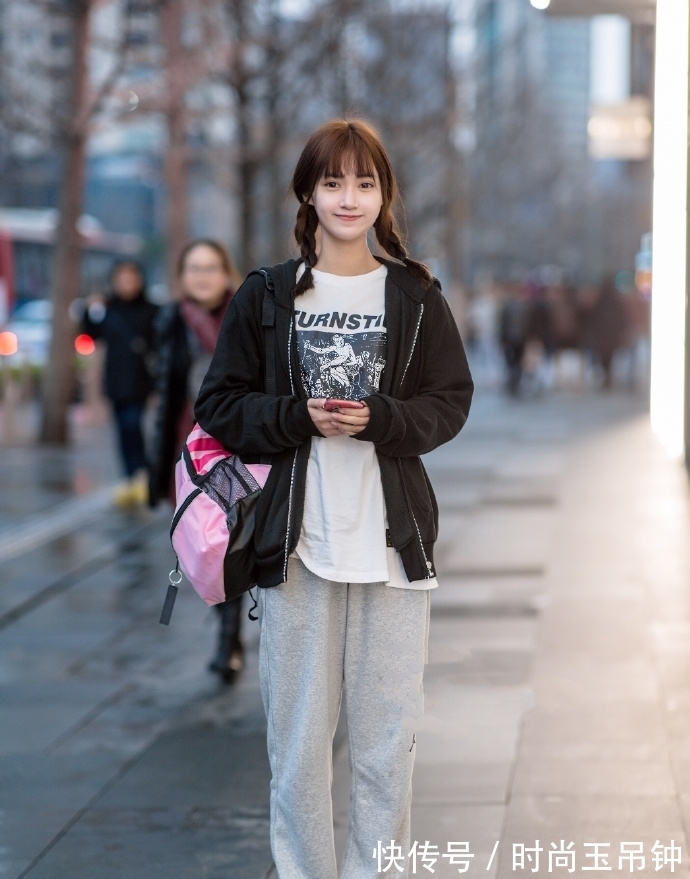 胶皮 为了取悦男朋友,用“胶皮”当高跟鞋穿,这172cm身高没让人失望吧?