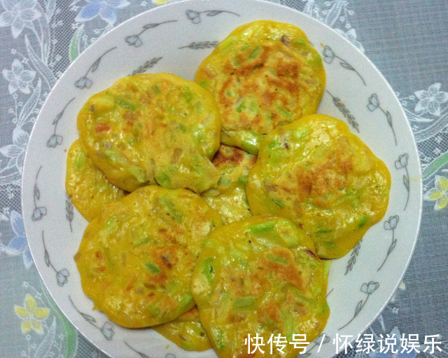 小孩|早餐做鸡蛋豆腐饼,小孩和老人都爱吃,上桌不到3分钟就抢完了!