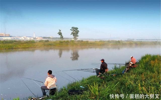 惊蛰前后钓鲫鱼,鱼多数“藏”在这些位置,遇上了赶紧“抢”