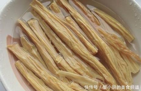 泡腐竹,用冷水还是热水泡?教你正确方法,腐竹快速泡好没硬芯!