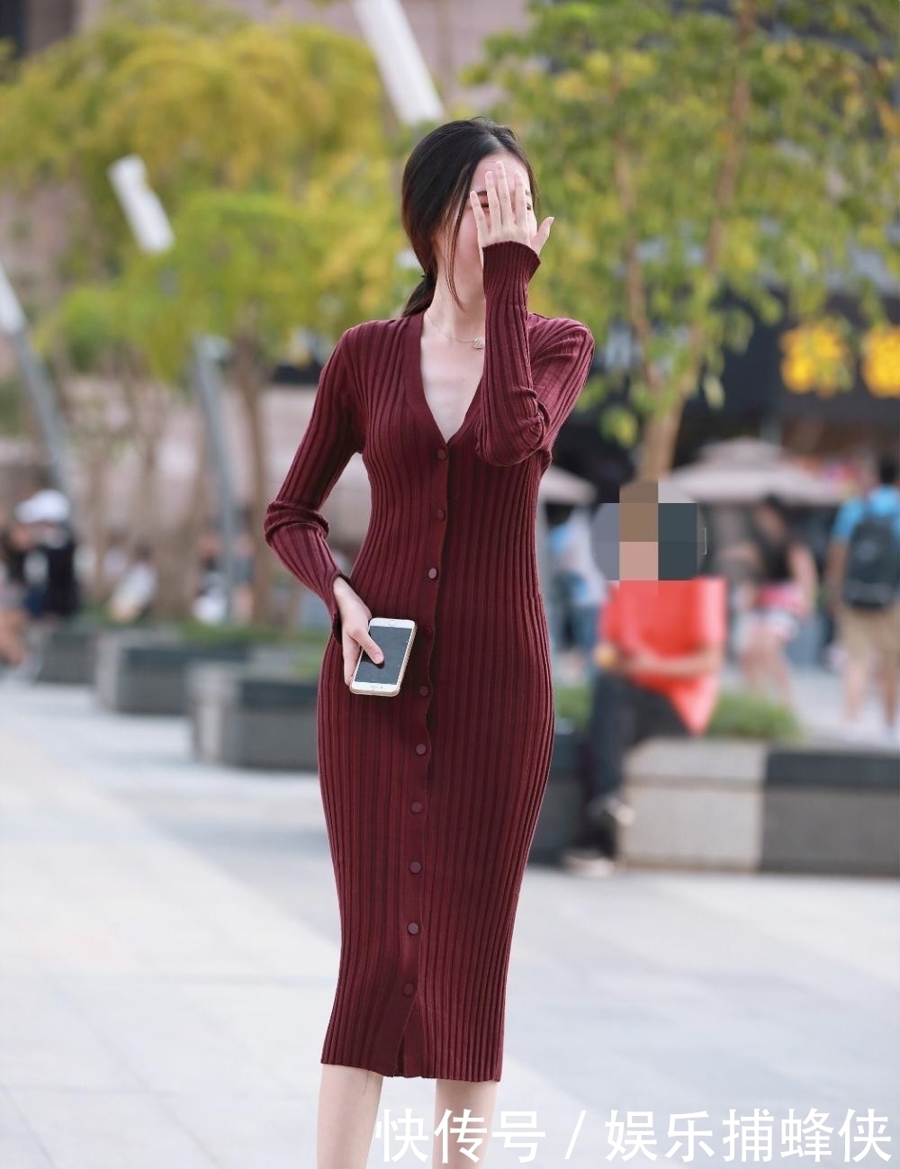 酒红色针织连衣裙搭配凉拖,玲珑有致,成熟优雅