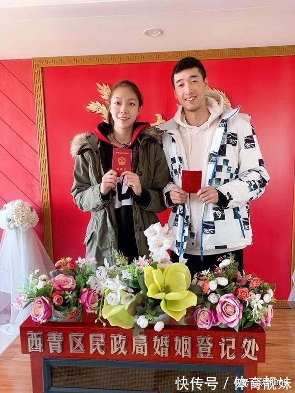 完婚|27岁前女排国手夺冠后载誉归来，老公是2米高男排国手，国庆完婚