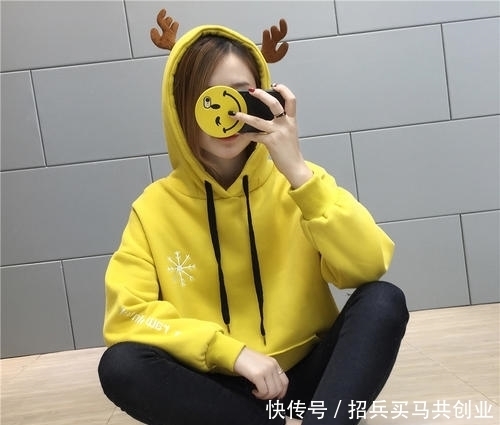 70后妈妈别穿厚毛衣,显胖!今年主流“连帽卫衣”,适合微胖小个子