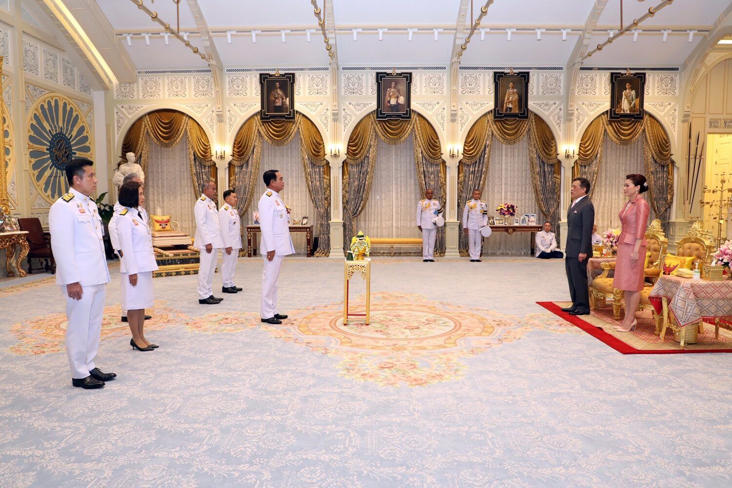 苏提达穿粉裙装嫩成功！诗妮娜不在眼前晃，王后换新发型愈发惊艳