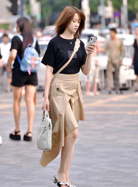高跟鞋|街拍软玉温香的美女,一件白色上衣配黑色短裤,时尚达人气质
