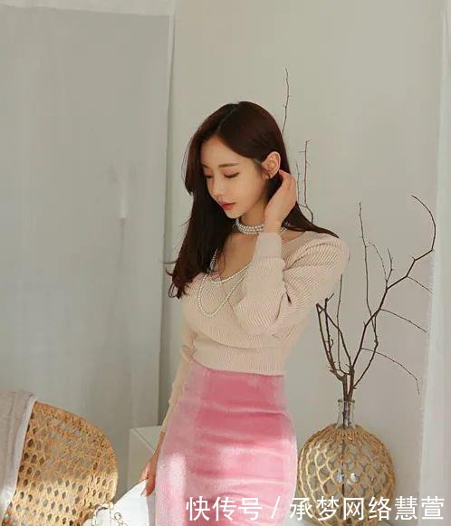 浅晶蓝|美女鉴赏:中灰调和浅晶蓝桃粉鱼尾礼裙