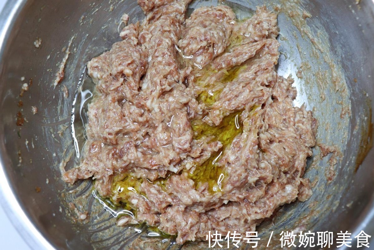猪肉馅|全家坐在一起吃饺子，味道香浓，营养价值极高