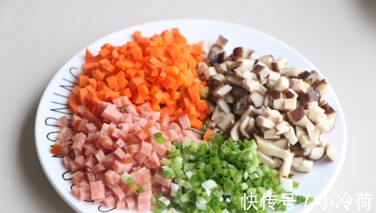 香菇|剩米饭还在炒着吃？试试新吃法，又香又脆，连着吃了3顿都吃不够