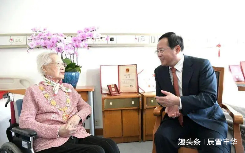 高雅|98岁秦怡美到了骨子里,病房里穿粉色“奶奶衫”,气质优雅又端庄