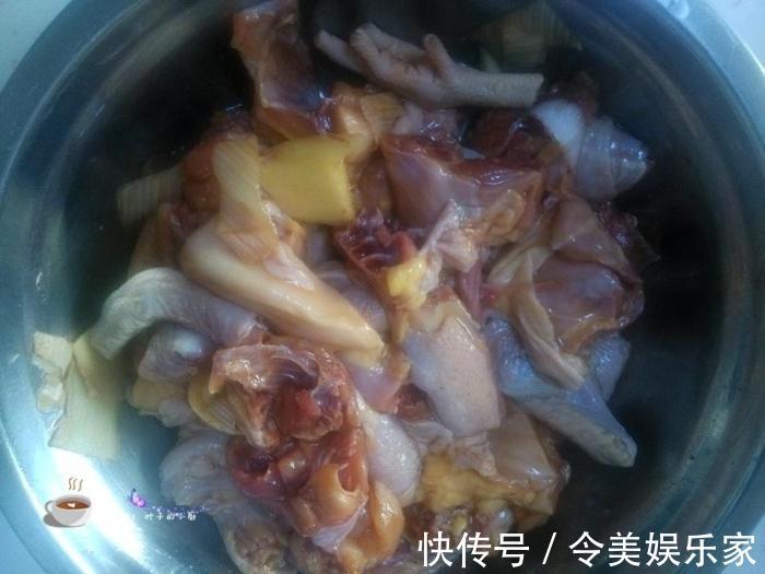 好吃|小鸡炖蘑菇,又学一招,比正宗的好吃10倍,汤鲜美肉特别入味
