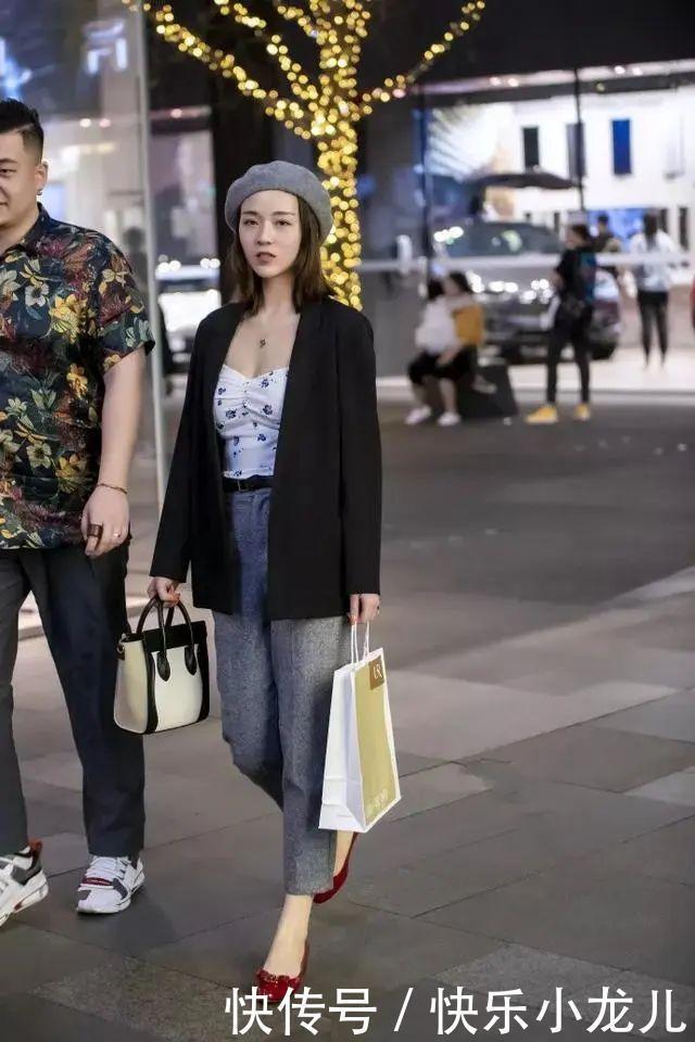 尖头|街拍美女格纹的高腰短裤搭配一双尖头的高跟鞋,很显腿长,无敌显高