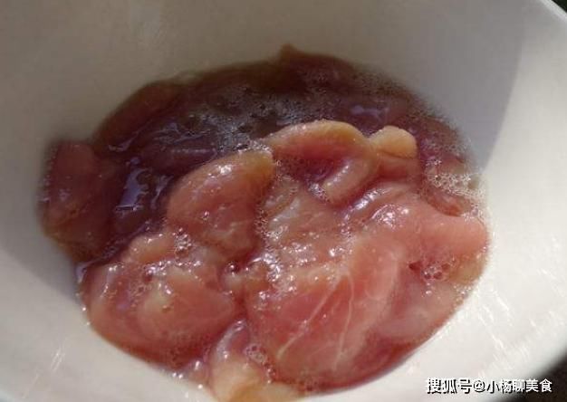 大厨|肉片别在用淀粉腌制了！酒店大厨教你2个诀窍，肉片香嫩入味