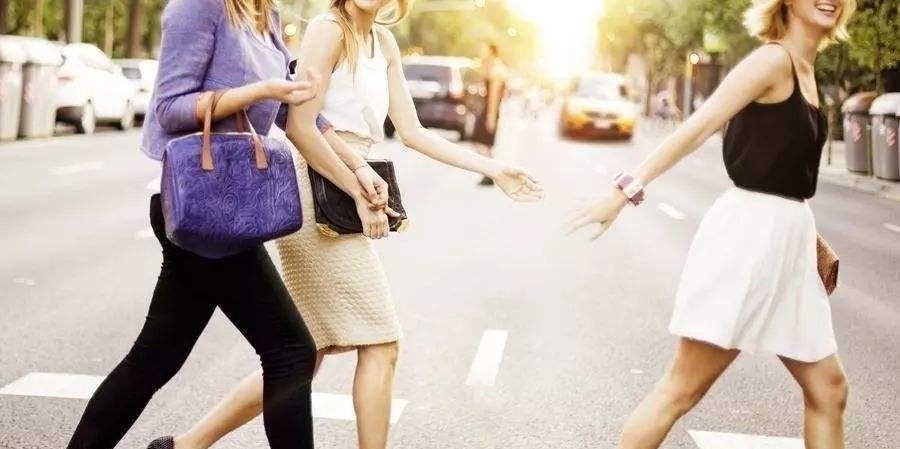 丝袜 为何女孩子穿高跟鞋时，都不喜欢穿袜子呢原因真是佩服