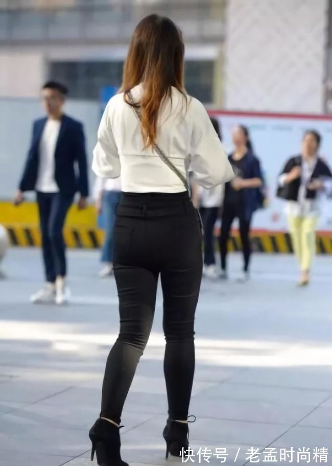 搭配|白色与黑色的搭配依然是经典,低调女生穿牛仔裤也挡不住个人魅力