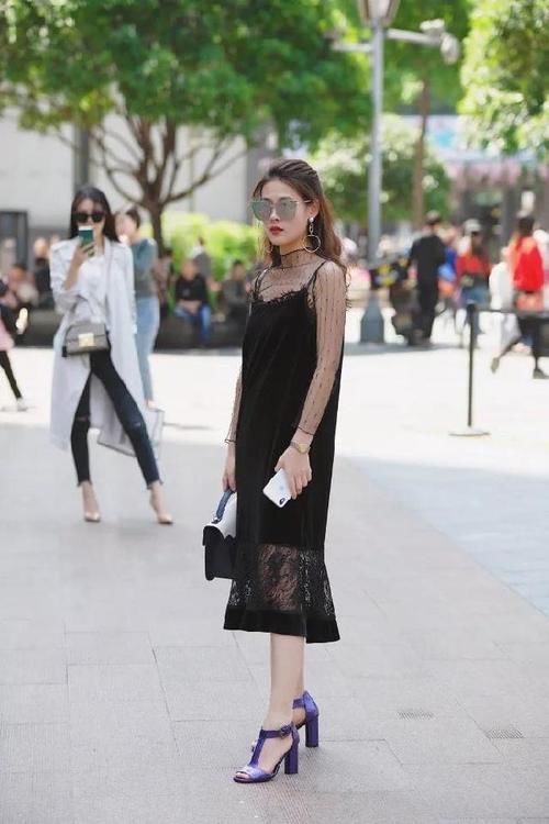 美女脚上搭配着一双浅紫色的高跟凉鞋，看上去充满着魅力