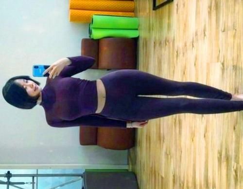  酷雅|街拍女神：温柔魅力的紧身打底裤小姐姐，展现性感酷雅气质