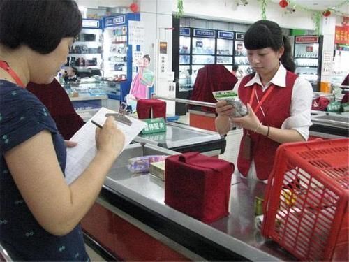 轩轩|6岁男孩50元只买回一袋盐,亲妈上门讨说法,收银员自己看监控