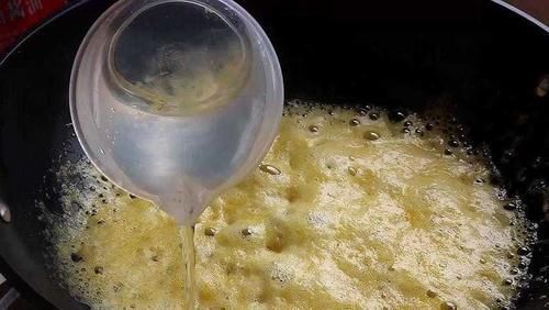 1块豆腐,2个咸鸭蛋,好吃解馋,我家一周吃6次,天天吃不够