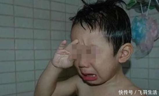 医生|三岁小孩一洗澡就哭,医生检查不出问题,奶奶给出了真相