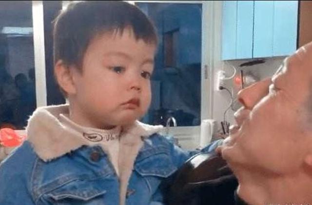 弟弟|“醋王宝宝”火了!看到妈妈只抱了姐姐,自己在一旁委屈得掉眼泪