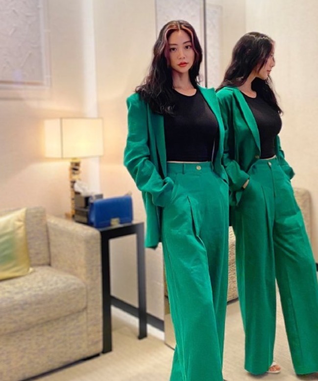 大长腿|克拉拉这身材绝了,粉色吊带配牛仔裤高挑时髦,曲线曼妙惹人羡