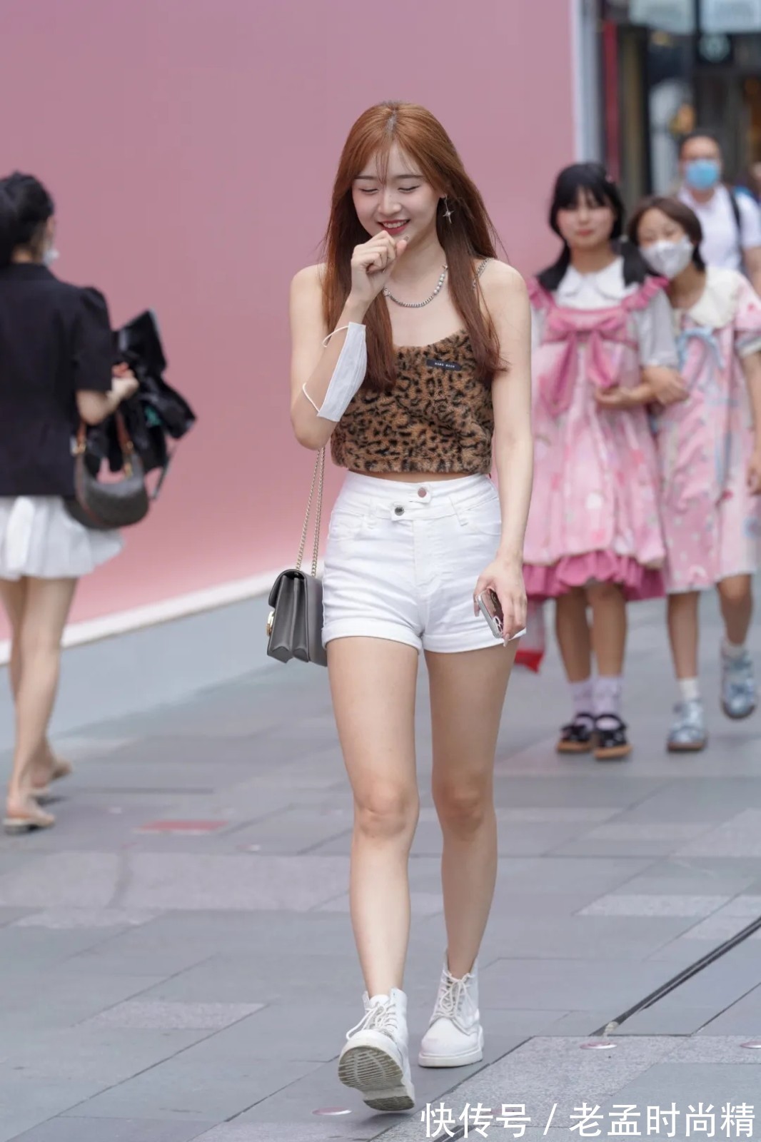 高跟鞋|街拍美女:新潮又引人注目的简约穿法,耐看还很有个性,展现气质可人好形象