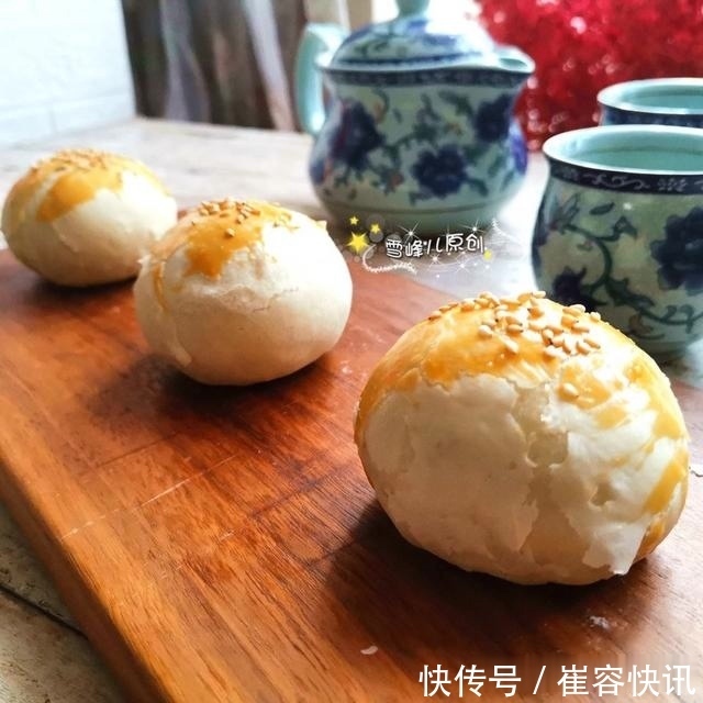 水油|外卖10块钱一个的蛋黄酥,自己做3块钱就搞定,酥得掉渣特好吃