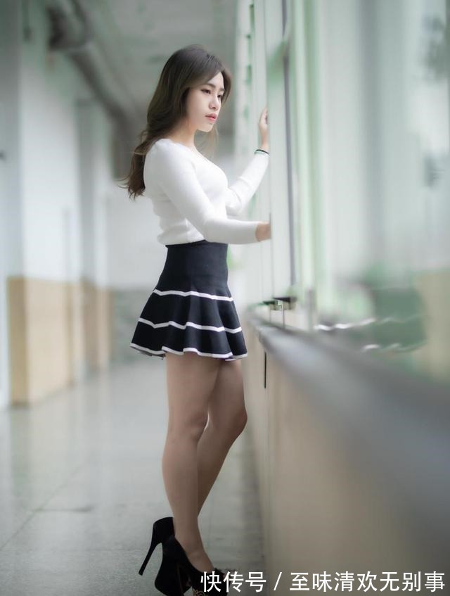 知性 温柔纯洁的白色针织衫搭配深蓝色高腰A字裙,简约干练又知性优雅!