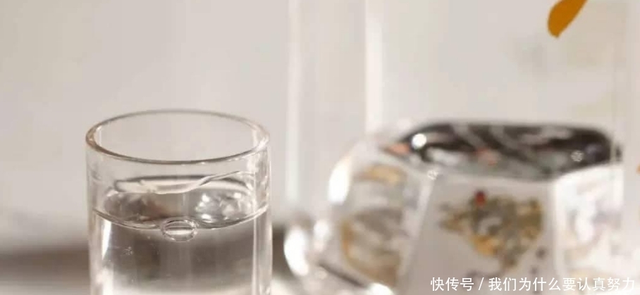 这2款白酒因便宜,摆在货架最底层,却都是纯粮酒,内行才买