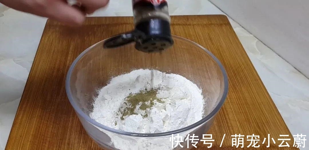 案板|3勺清水，1斤面粉，淋上鸡蛋液，教你做创意早餐饼，比葱油饼好吃