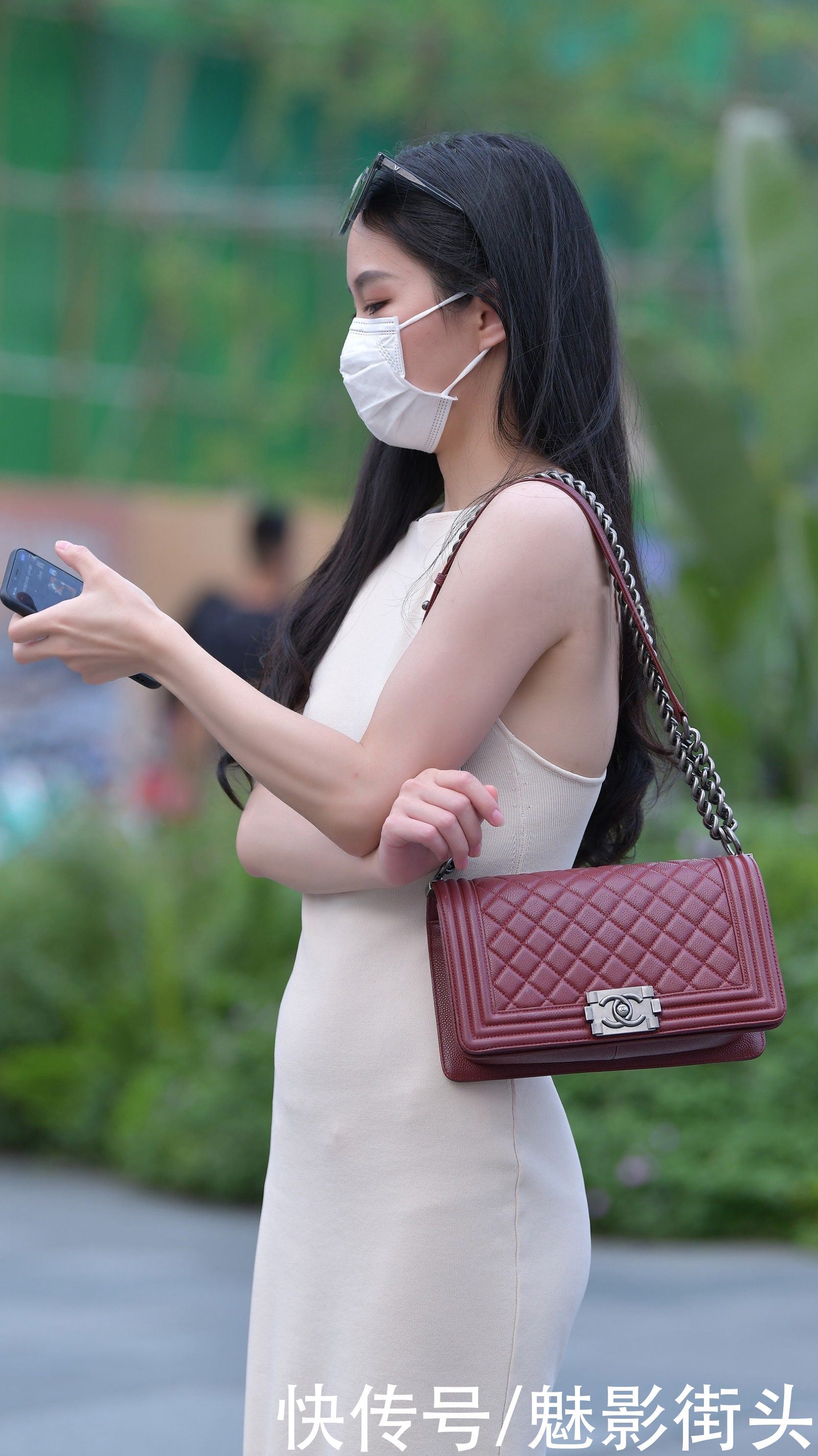 熟龄女人穿连衣裙，简约风格的基础款更适合，优雅高级又耐看