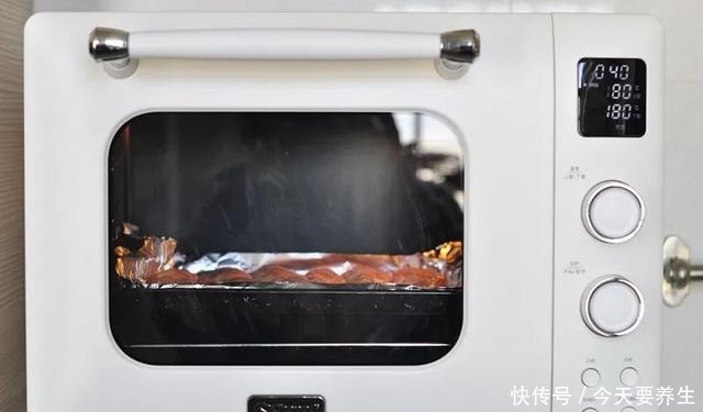 我家的鸡翅这样做,腌制一下入烤箱烤烤,金黄诱人上桌立马被抢光