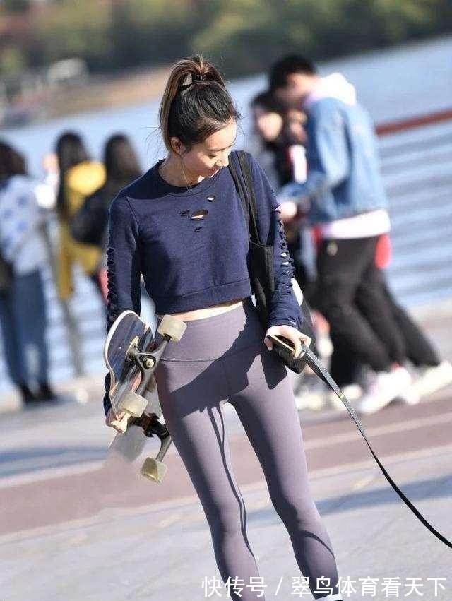 周冬雨 特别贴身的打底裤美女,时尚又富有设计感,非常迷人!