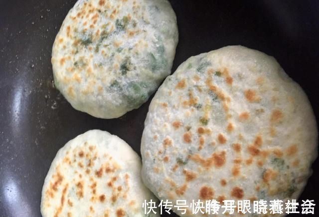 韭菜馅饼|韭菜馅饼这样做，皮薄馅大，又香又软，一出锅全家都抢着吃