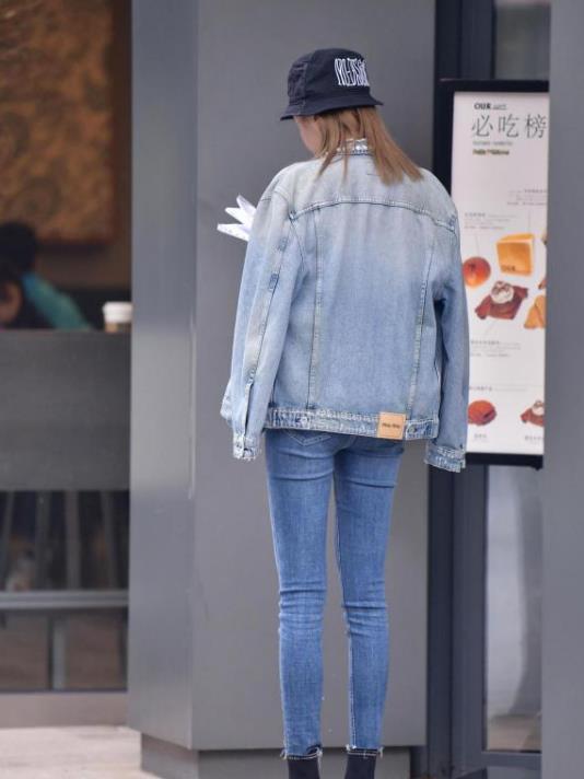 抹胸|街拍:飘逸长发的小美女,身穿黑色抹胸上衣,显得十分的优雅