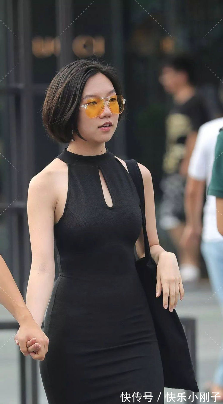 格子|格子背心搭配白色牛仔短裤,简约清凉的穿搭,也能展示时尚气质