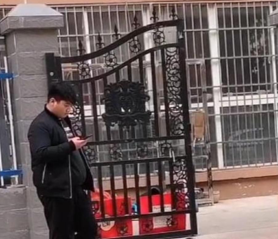 女儿小区撒泼躺地，宝爸淡定看手机，对峙2小时，网友：都是狠人